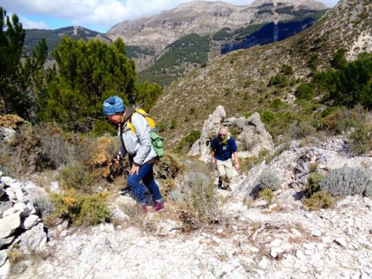 Twee wandelaars in de bergen van Andalusie