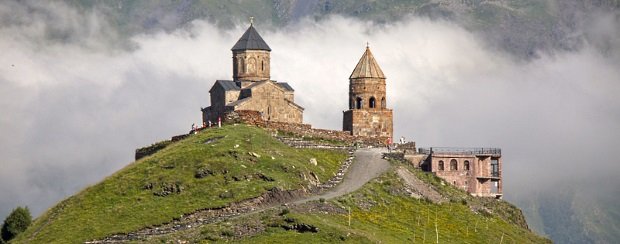 Actieve rondreis Georgië 15 dagen oude kerk op bergtop in Georgië
