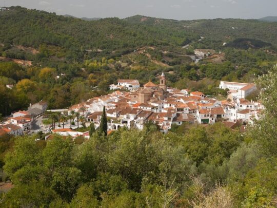 Klein dorp met kerk omringd door heuvels in Andalusie