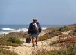Visser wandelend langs de kust in Portugal