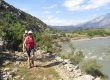 Wandelaars lopend langs een rivier met bergen op de achtergrond in Turkije