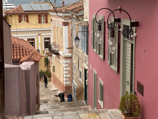 gekleurde huizen in stadje in Griekenland