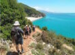 wandelaars op pad langs zee in Albanië