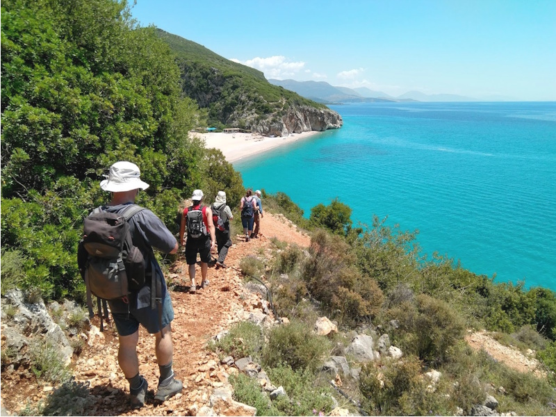 wandelaars op pad langs zee in Albanië