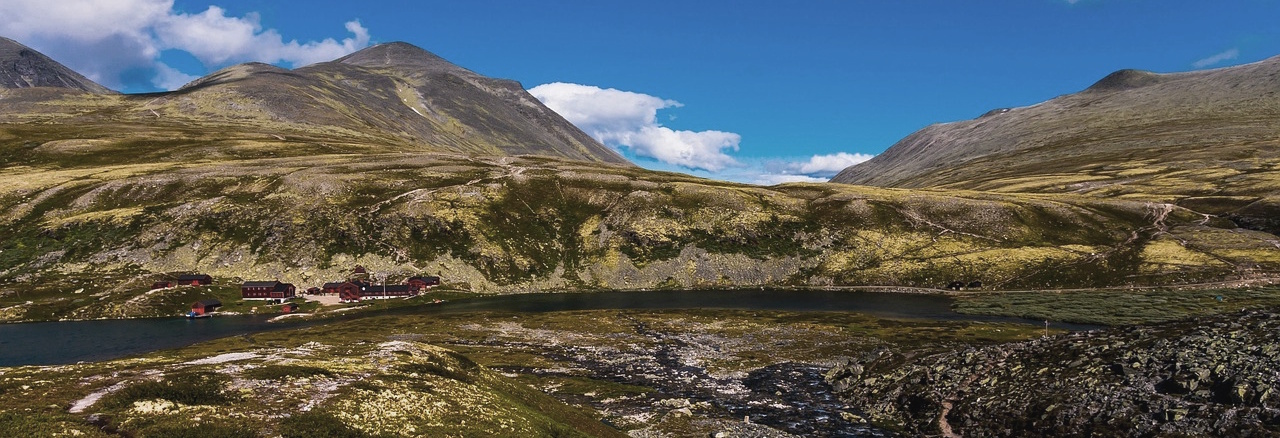 Noorwegen wandelreis ruig landschap met bergen en rivier in noorwegen