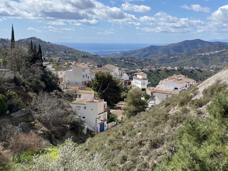 wit dorp omringd door bergen en uitzicht op zee in Andalusie.