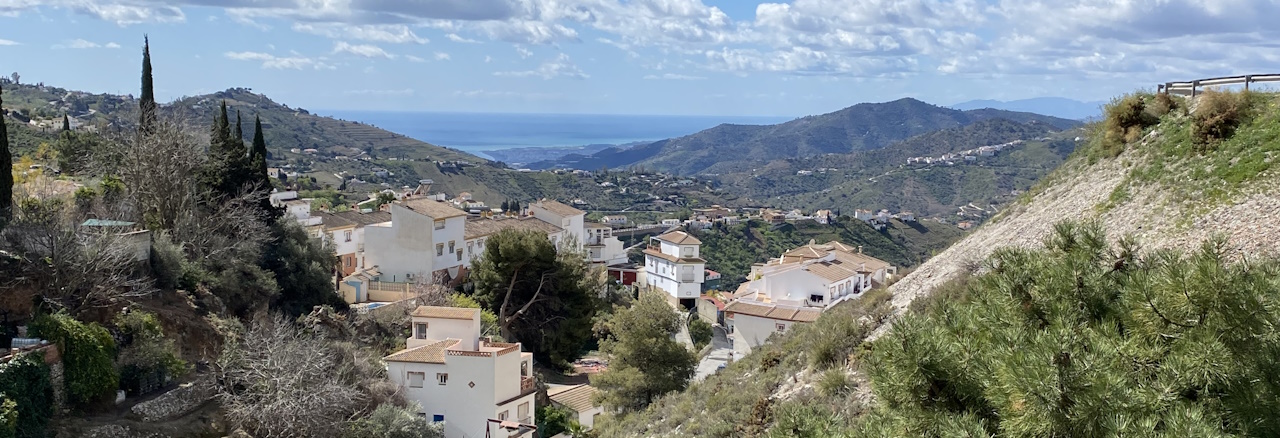 Single wandelreis Andalusië, Spanje Wit dorpje in de bergen van Andalusië met uitzicht op zee.