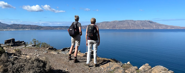 single-wandelreis-kreta-west-stripje1 2 wandelaars kijken uit over zee en eiland op kreta