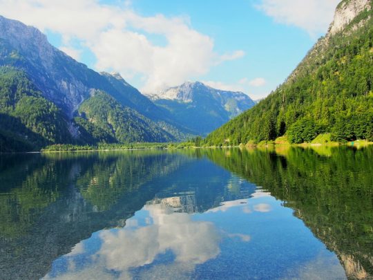 Meer omringd door bergen in Slovenie.