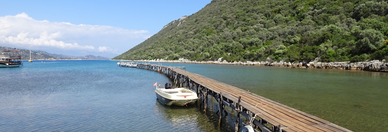 Individuele wandelreis Lycian Way - Light, Turkije lange aanlegsteiger met bootje aan de kust van Turkije