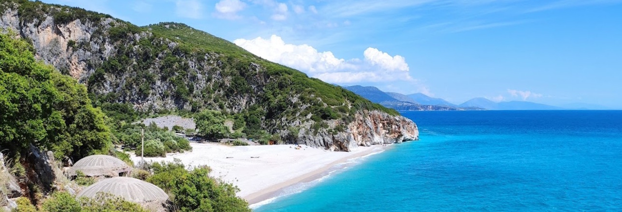 wandelreis-zuid-albanie-groep-header-2 blauwe baai en bergen in albanie
