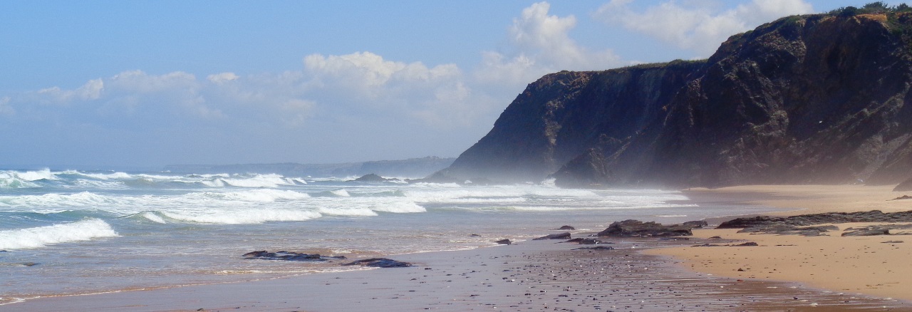 wandelreis Portugal Rota Vicentina groepsreis kliffen met ruige zee en strand in Portugal