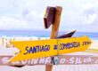 wegwijzer aan de portugese camino langs de kust naar santiago de compostela