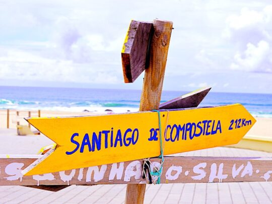 wegwijzer aan de portugese camino langs de kust naar santiago de compostela