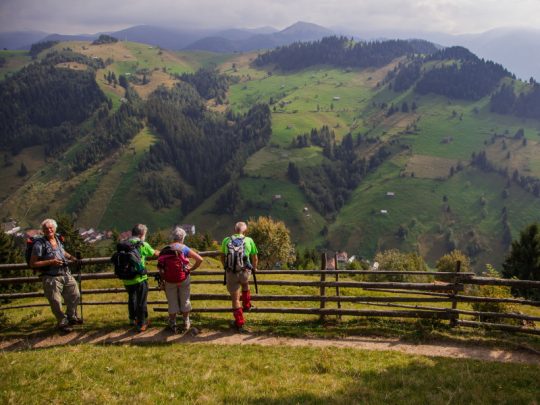 wandelaars op uitzichtpunt in de bergen van Roemenie