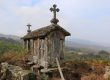 Een espigueiro: een kleine traditionele opslagplaats op pilaren voor graan en mais, in Peneda-Geres, Noord Portugal.