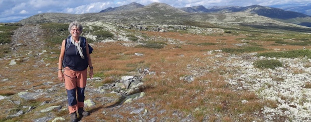 wandelvakantie Noorwegen-rondane-stripje1 wandelaar in ruig berglandschap in noorwegen