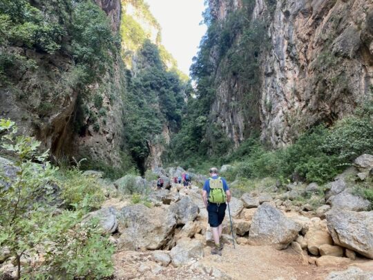 wandelaar in de bergen van Zuid Albanie